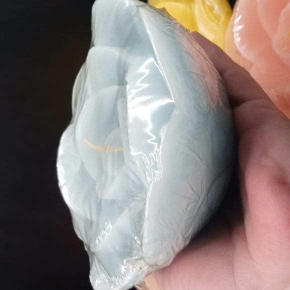 Set of 4 Large Rose Shaped Wax Candles - Picture 3 of 3